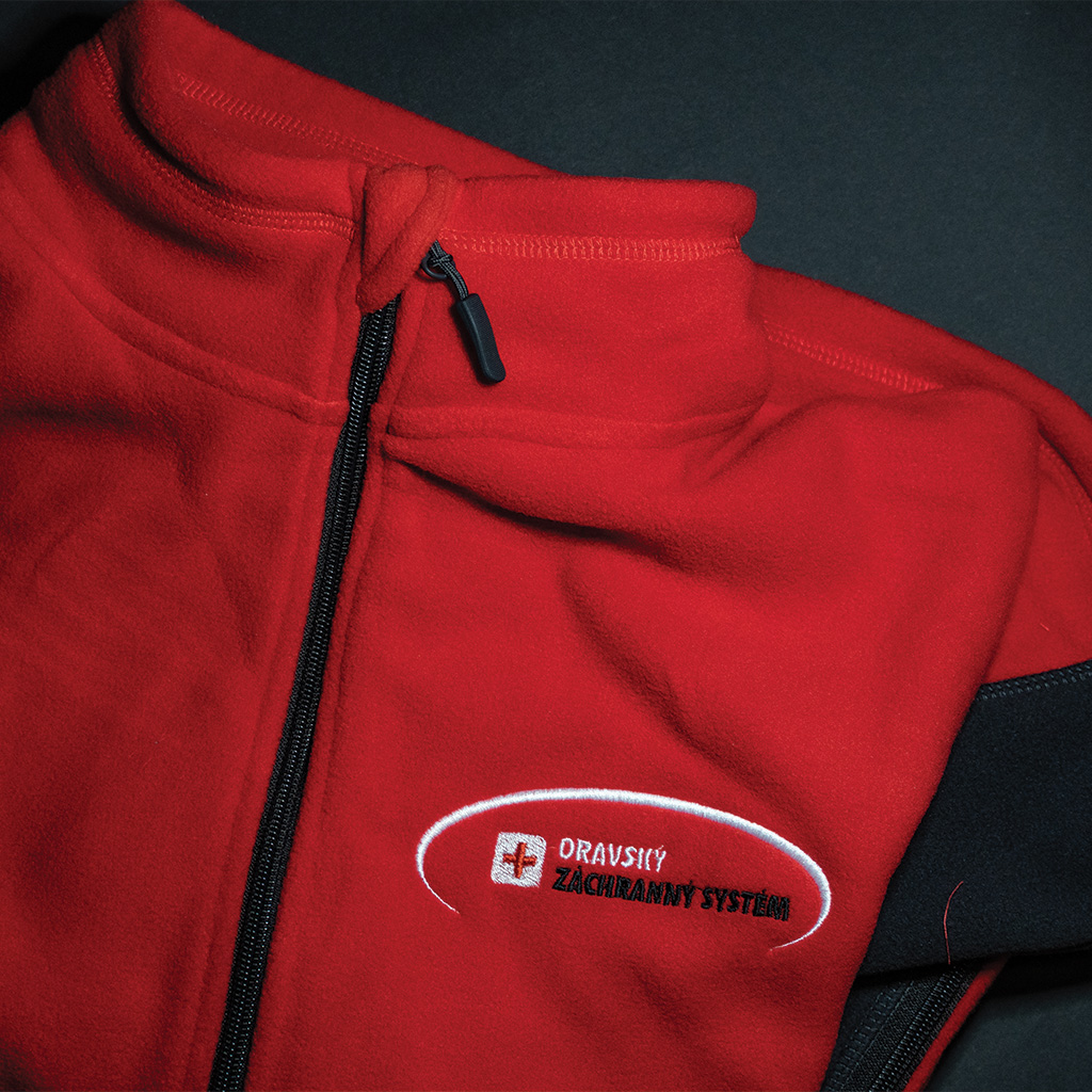 Vyšívané logo pre Oravský záchranný systém. Logo vyšíté na fleece mikine.