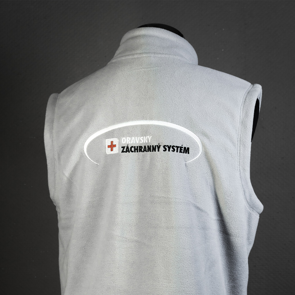 Vyšívané logo pre Oravský záchranný systém. Logo vyšíté na sivej fleece veste.