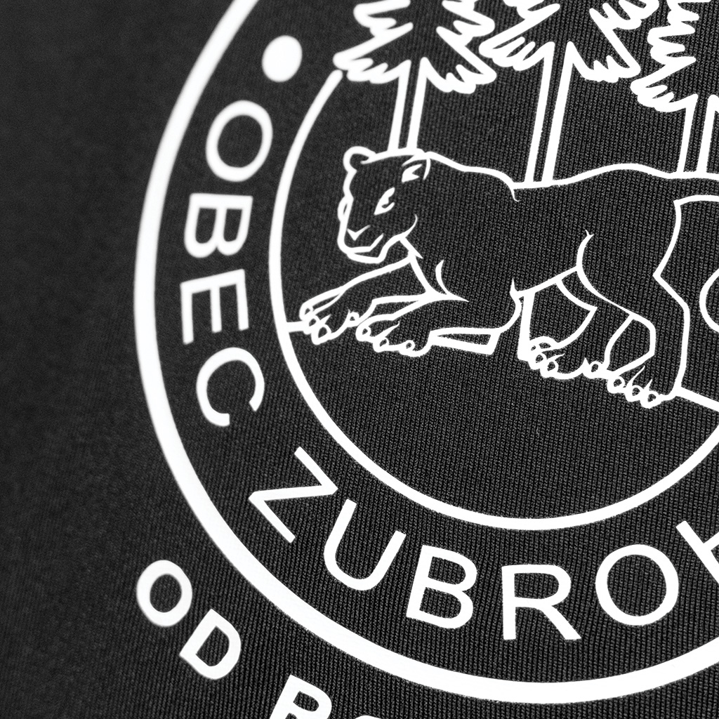 Biela potlač na čiernych plavkách pre otužilcov v obci Zubrohlava.