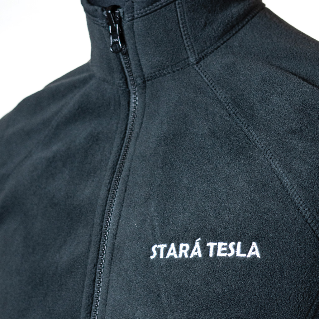 Vyšívané logo na čiernej fleece mikine pre reštauráciu Stará Tesla