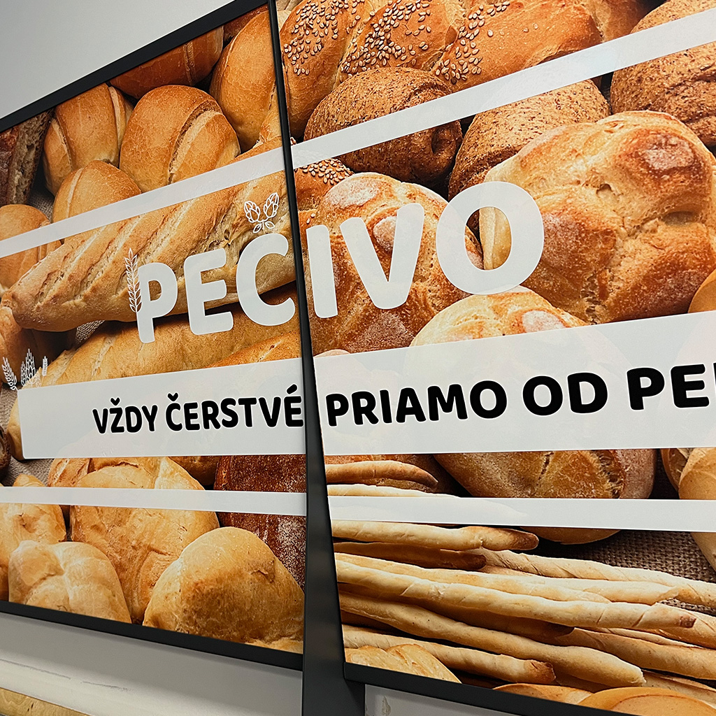 Komatex - banner pre pečivo v potravinách. Dekoračný polep.
