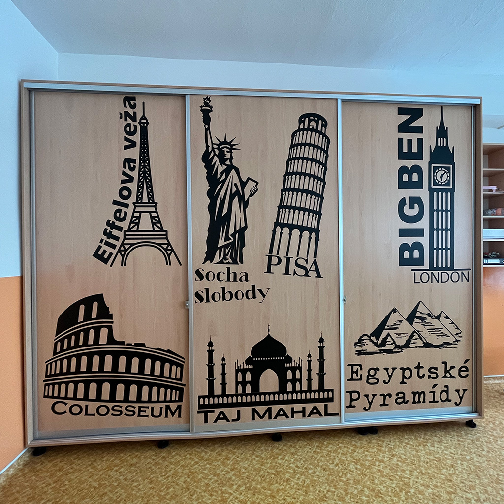 Geografické monumenty a divy sveta sú vyobrazené na skrini v geografickej triede.