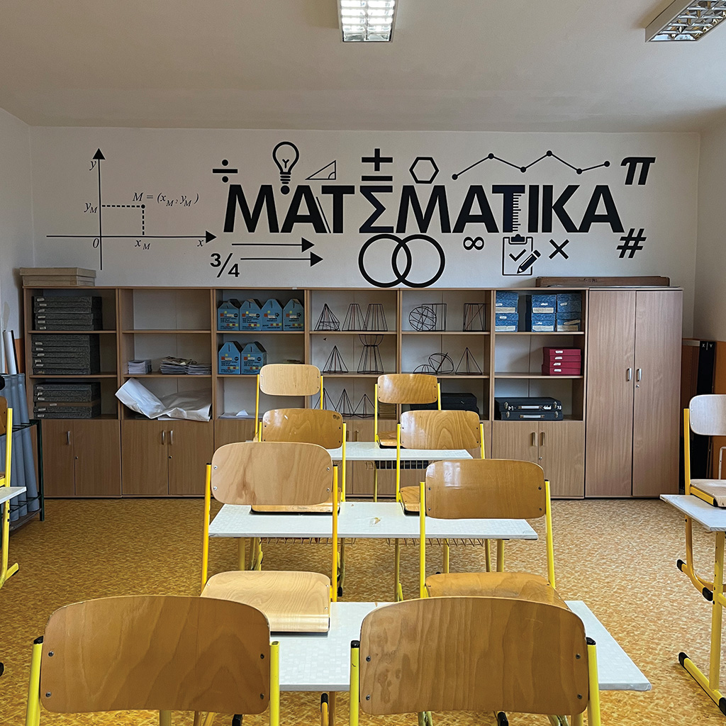 Moderný dizajn pre základné školy. Štýlový polep na stenu do matematickej triedy.