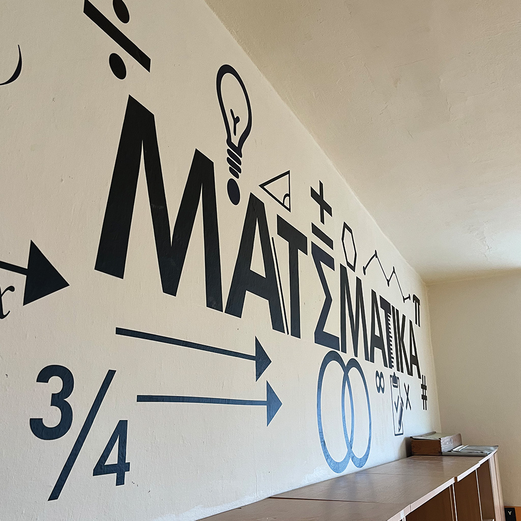 Detailný pohľad na dizajn pre základné školy. Moderný polep na stenu do matematickej triedy.