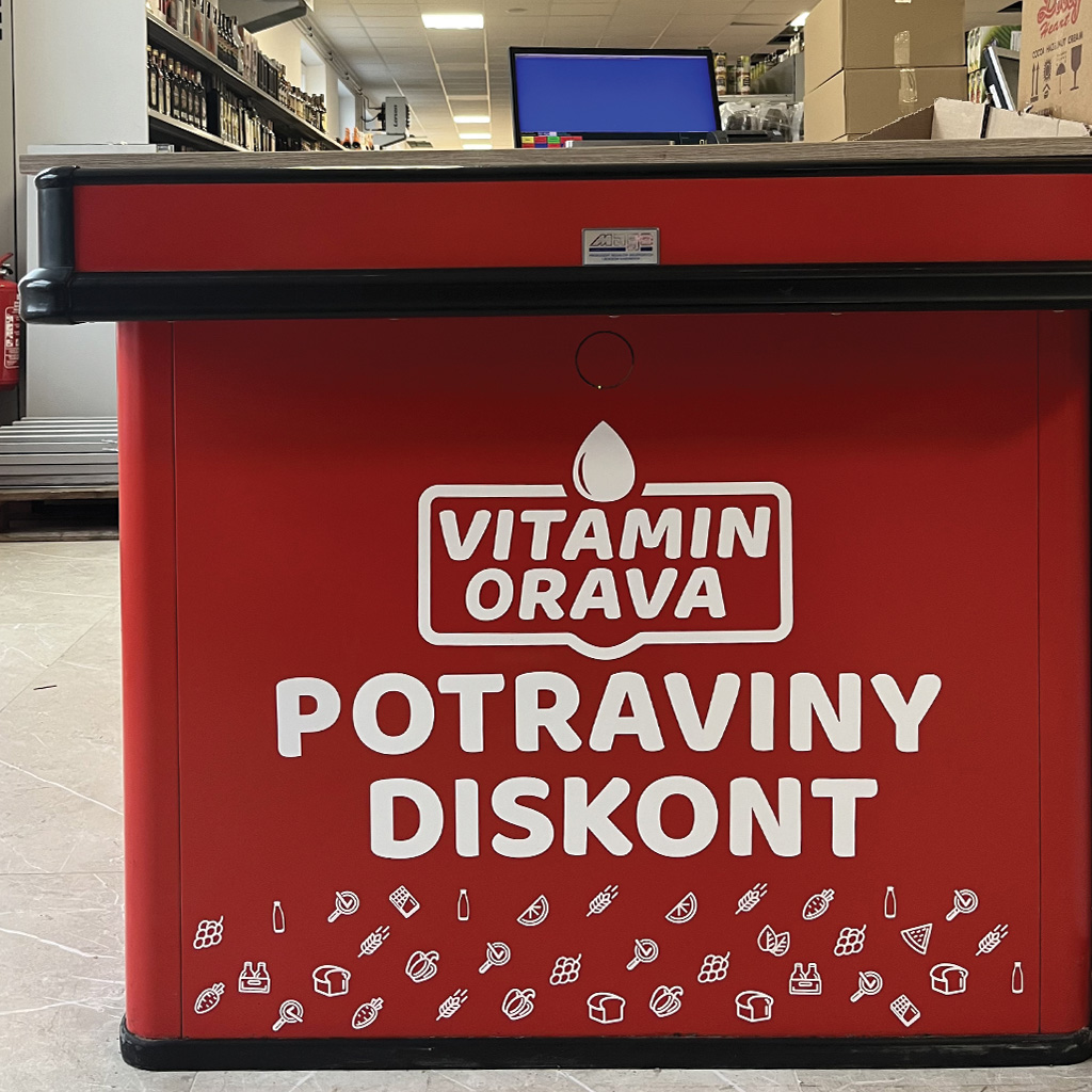 Štýlový polep na kasu v obchode. Modernizácia nevýraznej plochy.