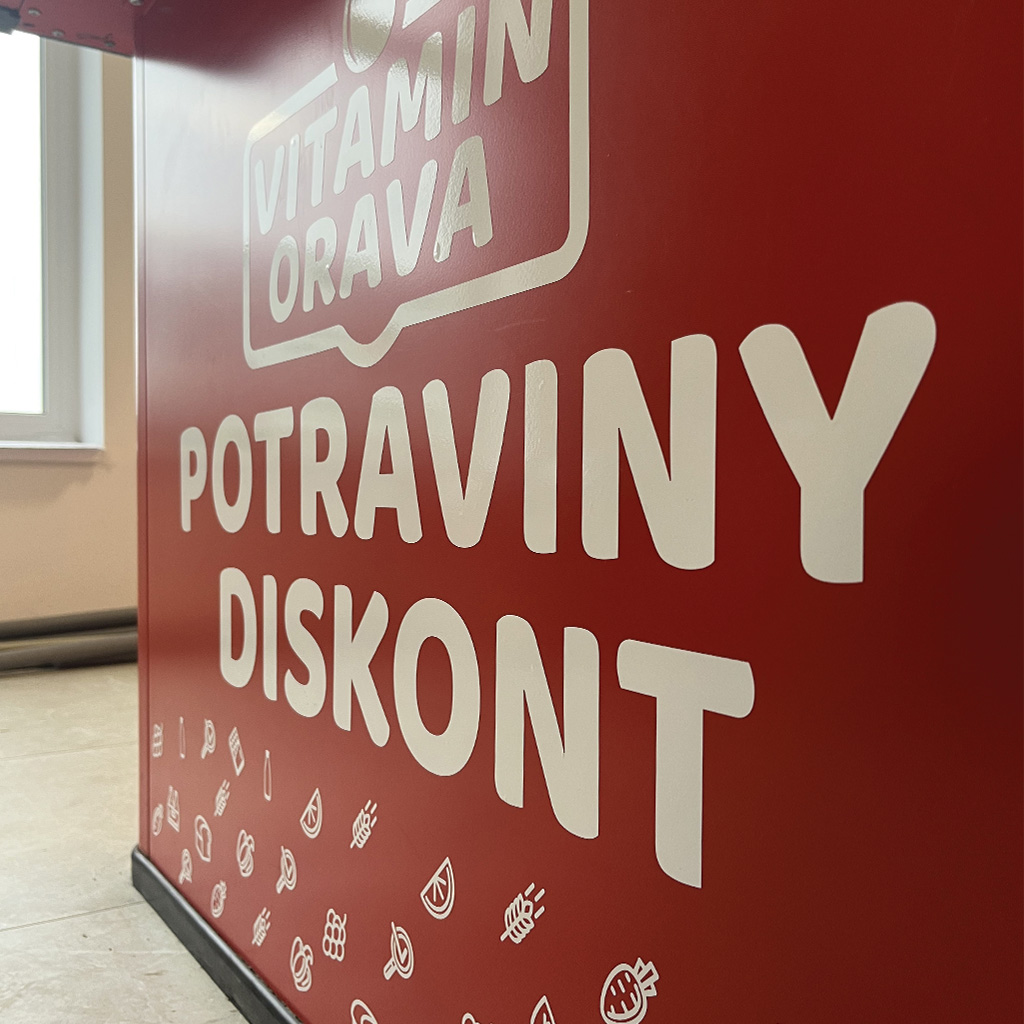 Detailný pohľad na kasu v obchode. Modernizácia nevýraznej registračnej pokladnice.