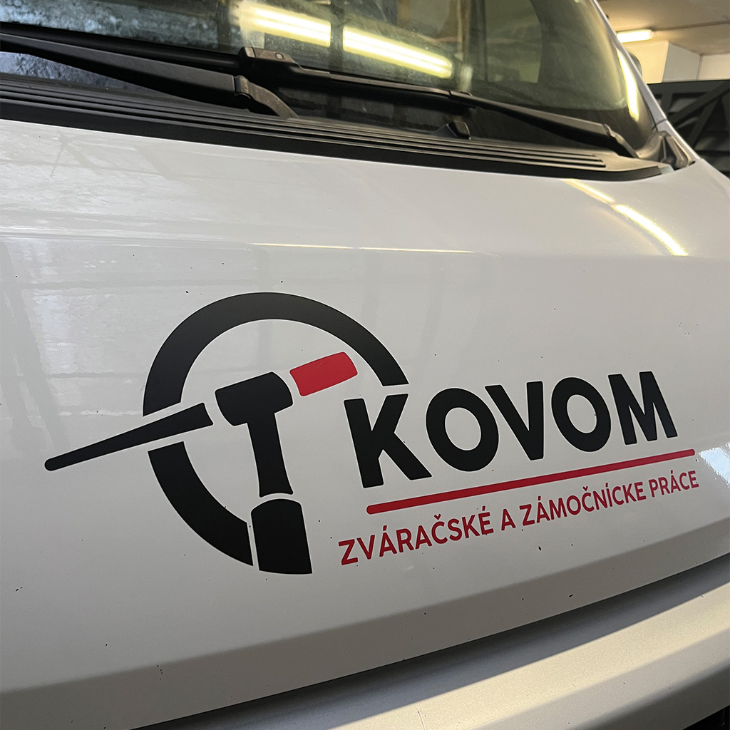 Zveľadenie bielej dodávky o jednoduché firemné logo s modernými prvkami.