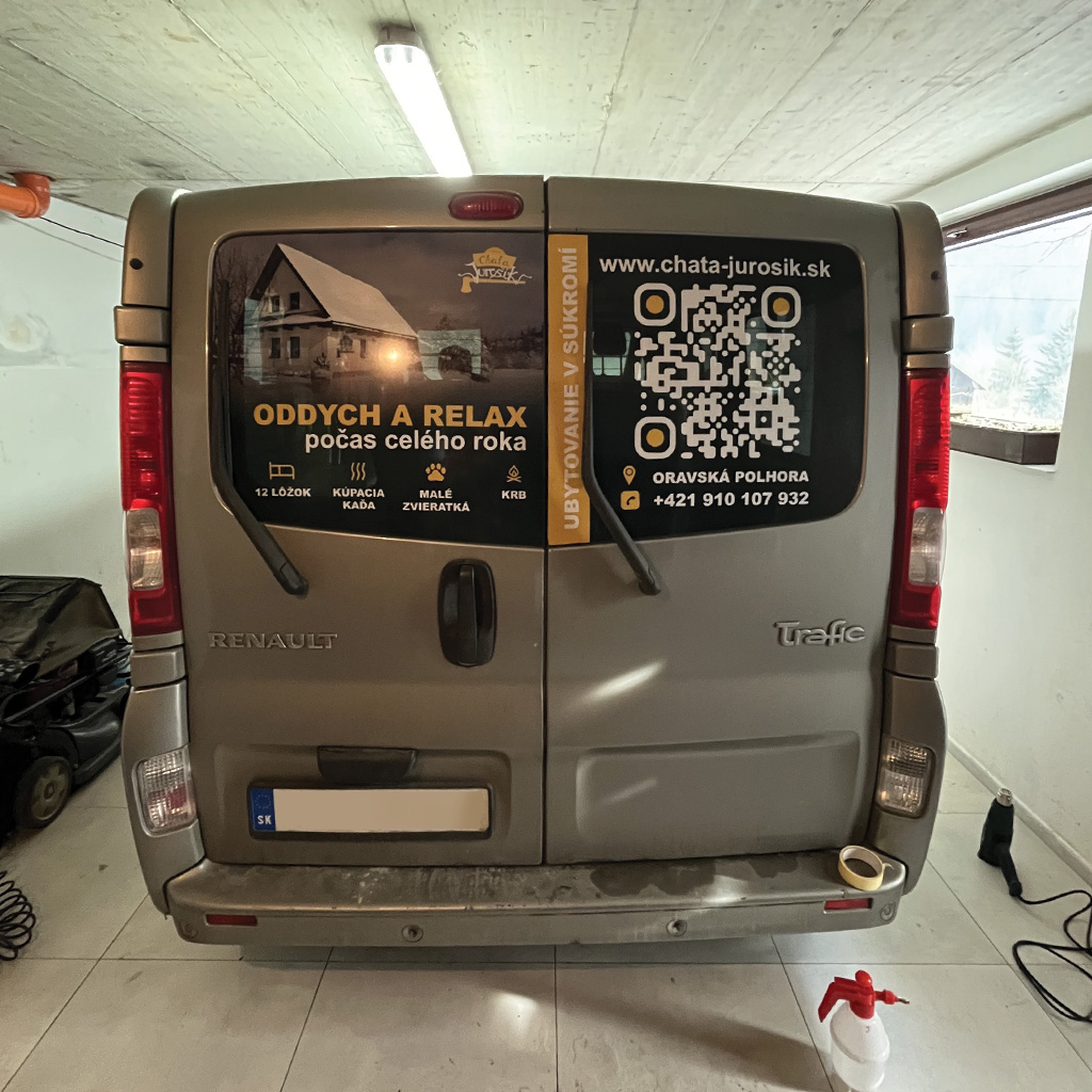 Reklamný polep na pracovnej dodávke pomocou one way vision fólie. Polep obsahuje informácie o možnosti rezervácie chaty pre oddych a relax.
